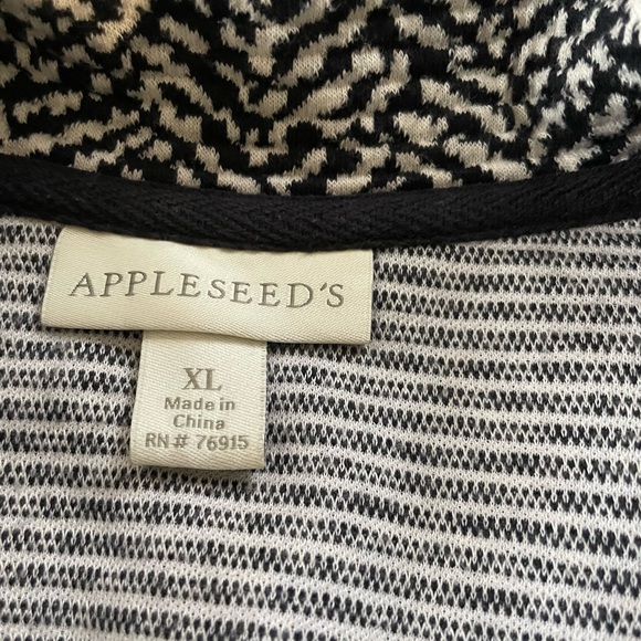 Apple seeds, black and white jacket. Excellent condition goes great with anythin - Picture 4 of 6